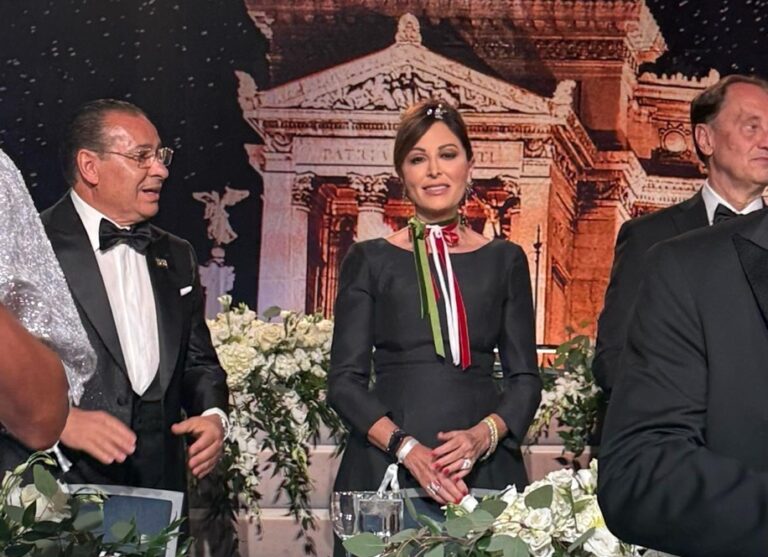 Il tricolore di Santanchè, la smorfia di Salis, la maschera di Mattarella. Queste le avete viste?
