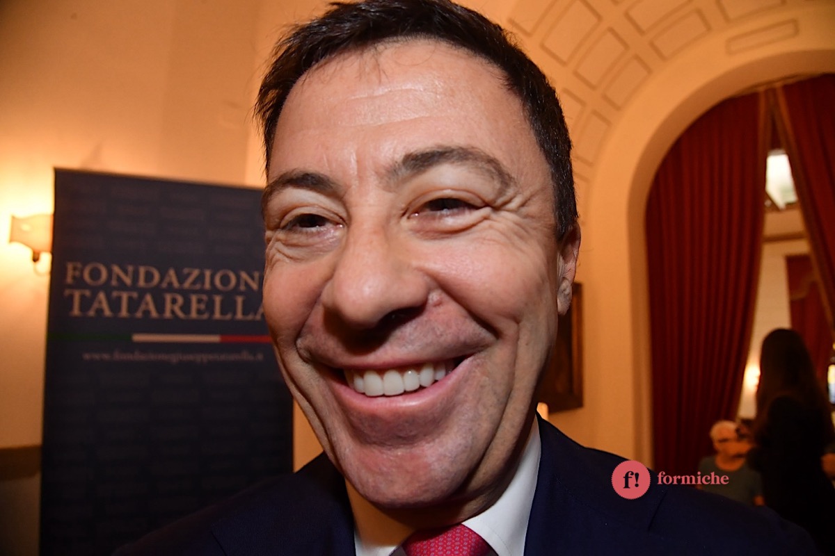 Il sorriso di Bocchino, il brindisi di Foti, la bandiera di Schlein. Queste le avete viste?