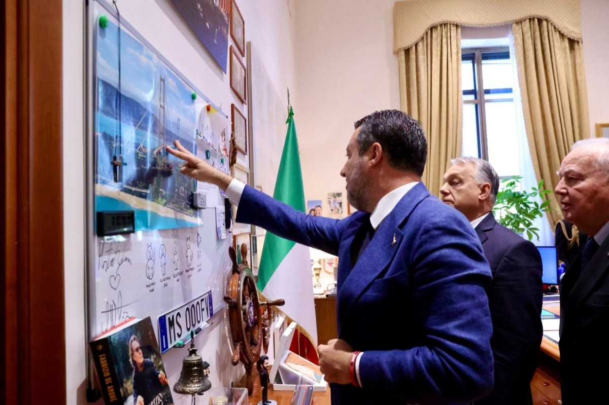 Il ponte di Salvini, il baciamano di Orban, le mozzarelle di Calenda. Queste le avete viste? Il ponte di Salvini, il baciamano di Orban, le mozzarelle di Calenda. Queste le avete viste?