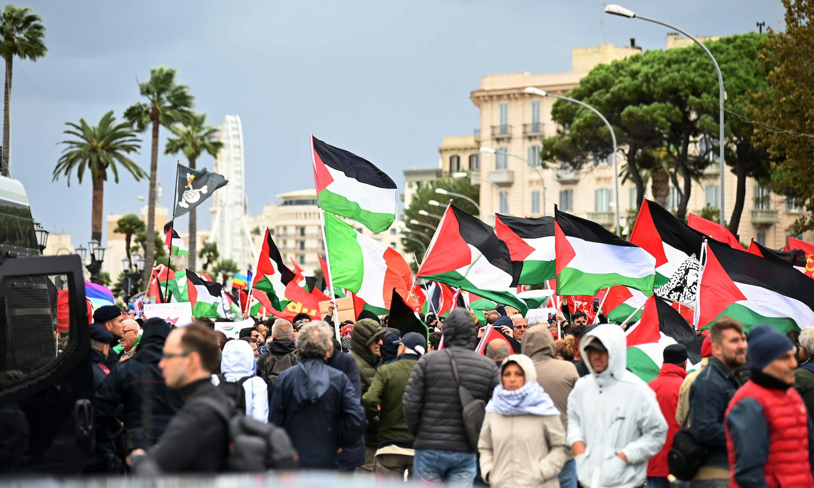 Le piazze per Gaza non sono (tutto) il Paese. Pregliasco spiega perché