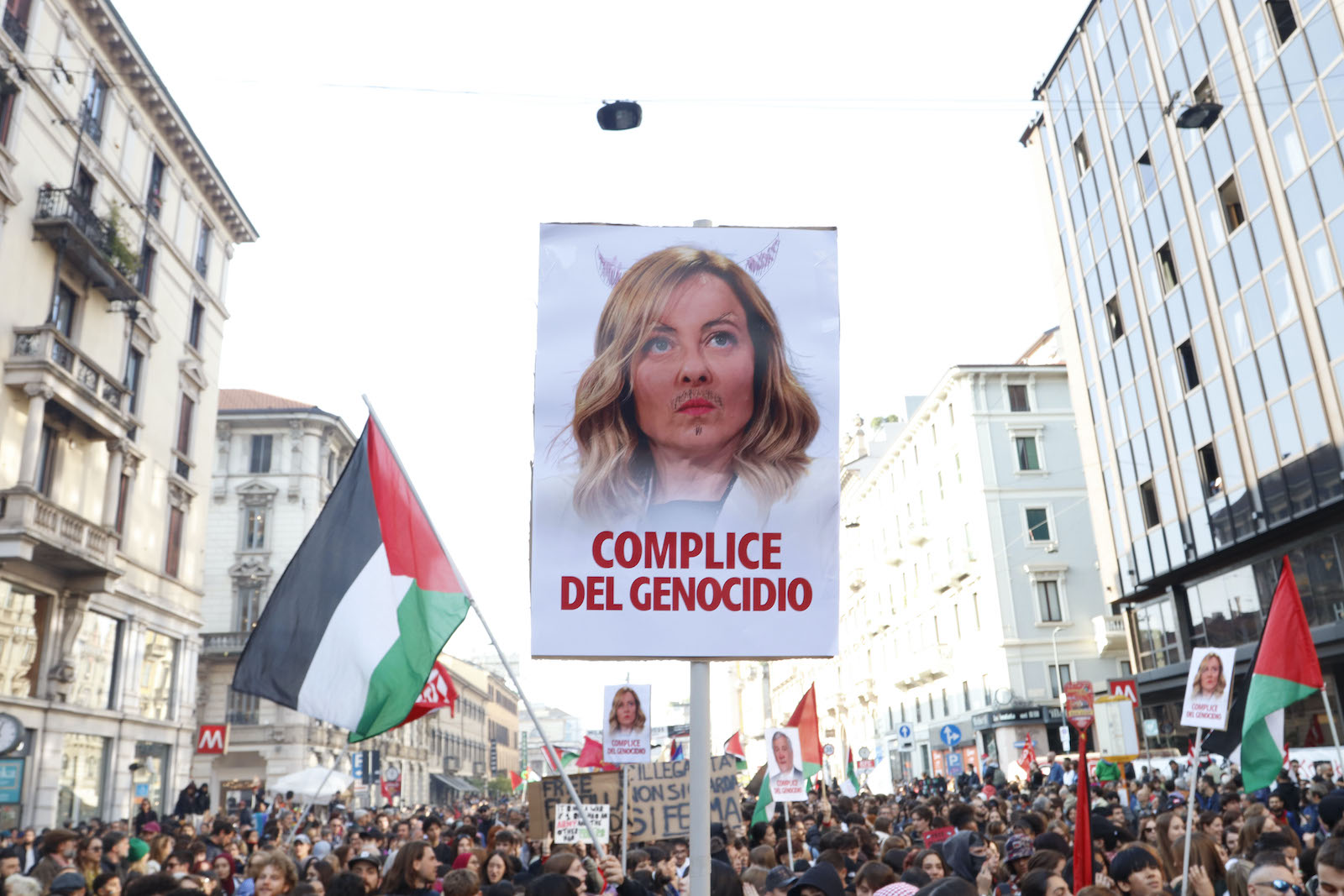scontri e slogan evitiamo l8217incendio dell8217italia l8217allarme di sisci