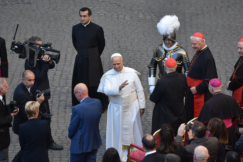 leone xiv e la sua chiesa povera per i poveri scrive cristiano