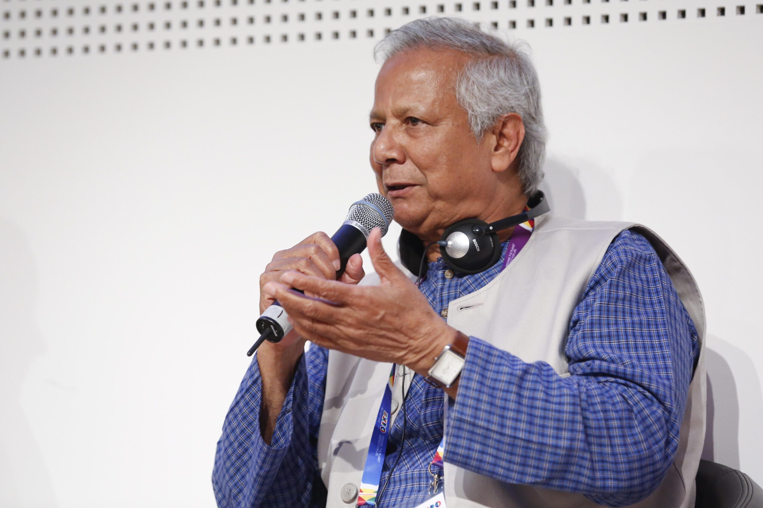 yunus rientra da roma e trova il bangladesh ancora nel caos