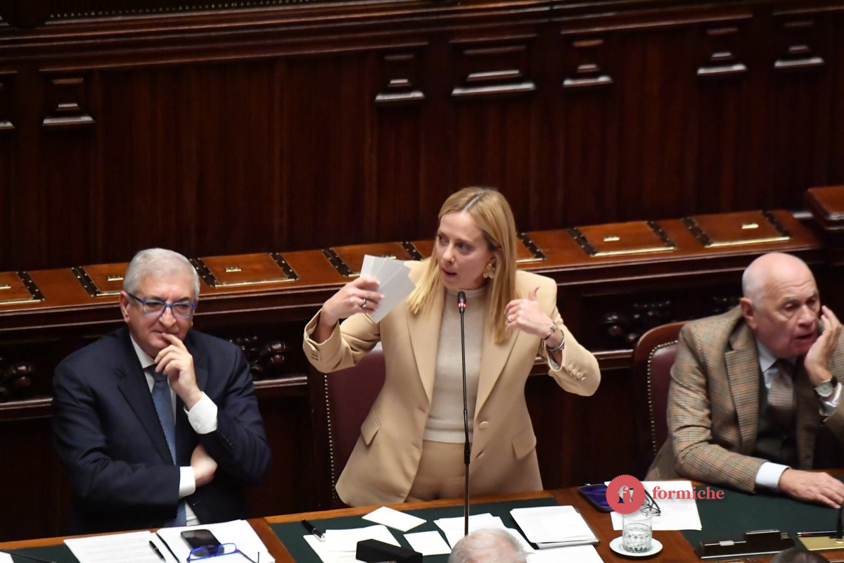 Tutte le facce di Meloni alla Camera prima del Consiglio europeo. Foto di Pizzi