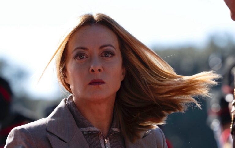 I capelli di Meloni, la medaglia di Renzi, l’arco di Cirielli. Queste le avete viste? I capelli di Meloni, la medaglia di Renzi, l’arco di Cirielli. Queste le avete viste?