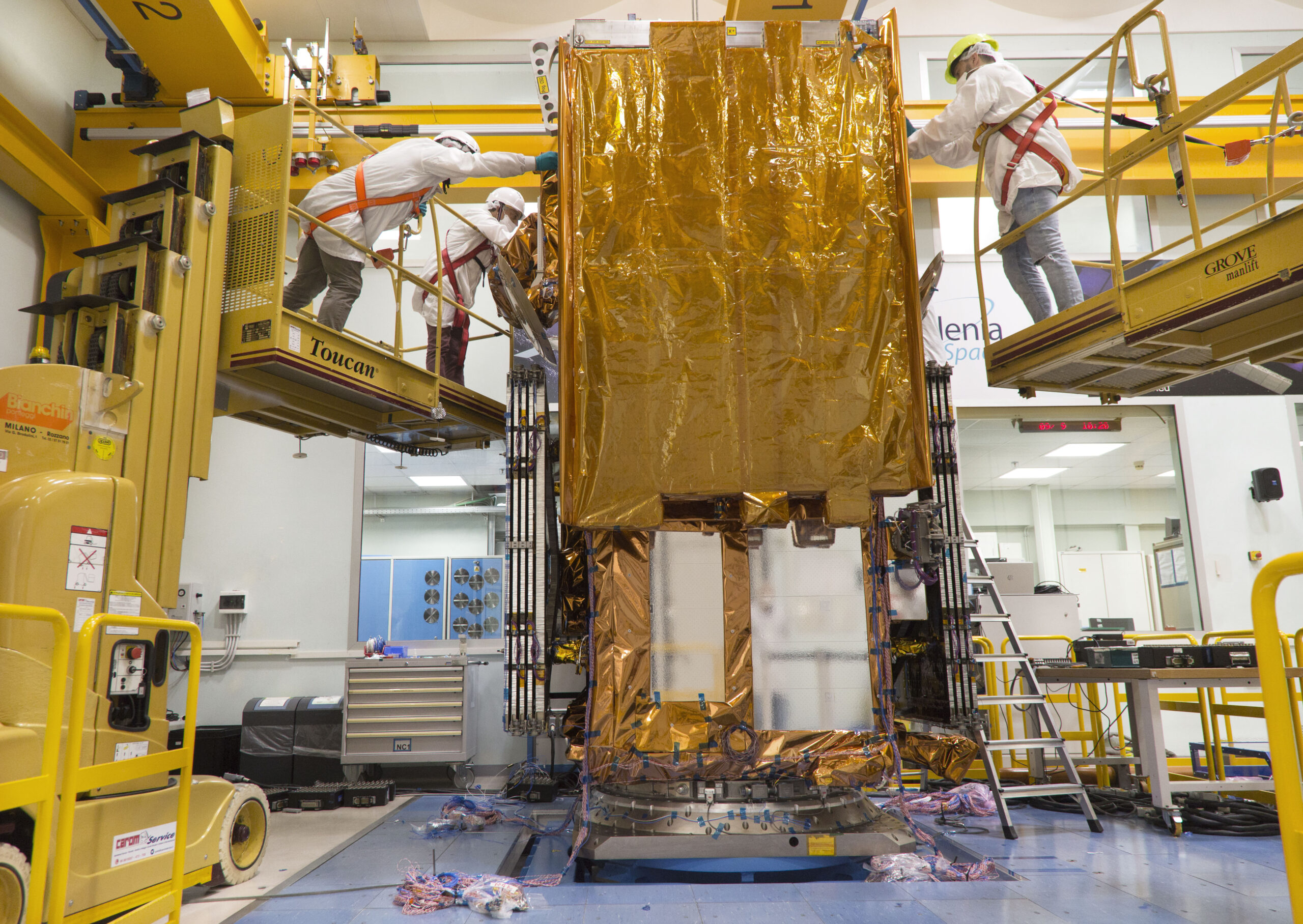 Il terzo satellite Cosmo SkyMed lascia Roma per andare nello spazio (via California) Il terzo satellite Cosmo SkyMed lascia Roma per andare nello spazio (via California)