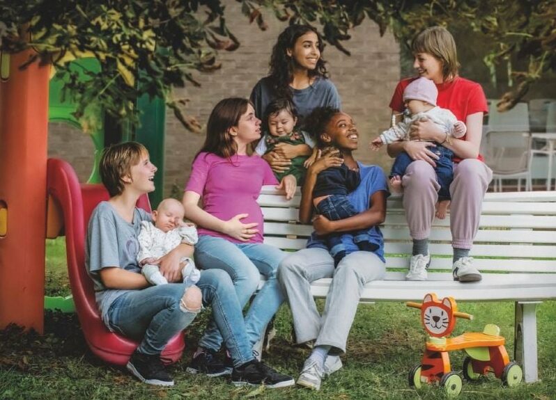 Biberon, carrozzine, povertà. Con “Giovani madri” il neorealismo viene dal Belgio