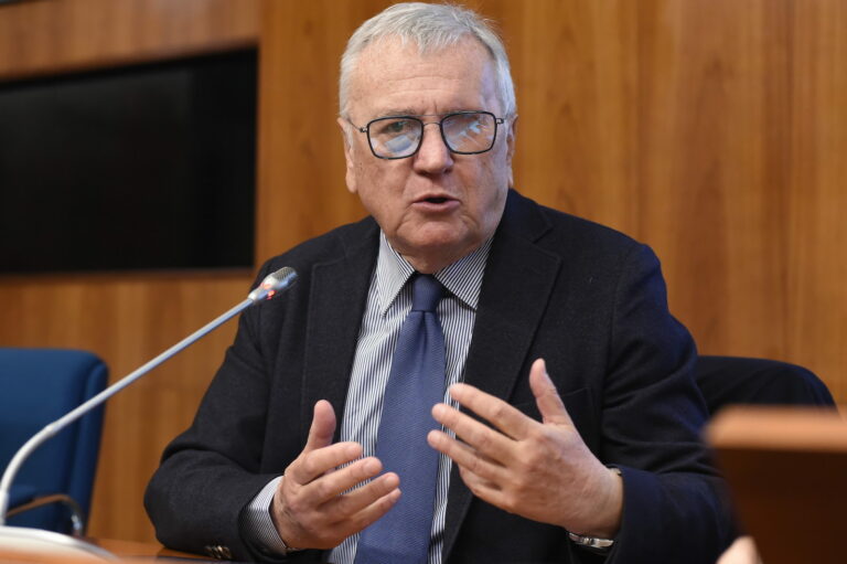 La manovra incoraggia i mercati e aiuta il ceto medio. Ecco come secondo Sacconi