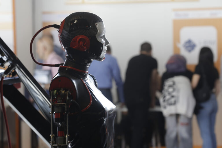 Un’Italia senza figli sarebbe disposta ad educare robot?