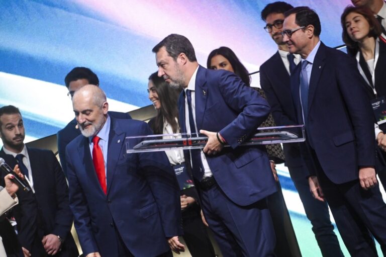 Il treno di Salvini, l’albero di Bignami, la pasta di Lollobrigida. Queste le avete viste?