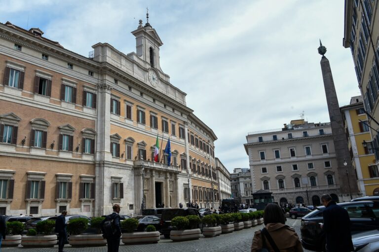 La “zona grigia” nella sinistra, un nodo irrisolto della democrazia. Scrive Merlo