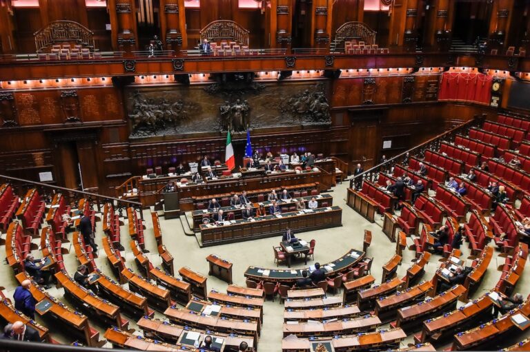 Perché serve una politica di centro contro gli estremismi. L’intervento di Merlo