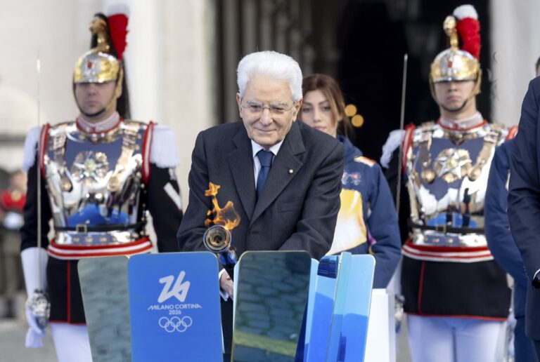 La torcia di Mattarella, l’abbraccio di Mollicone, il sorriso di Fascina. Queste le avete viste?