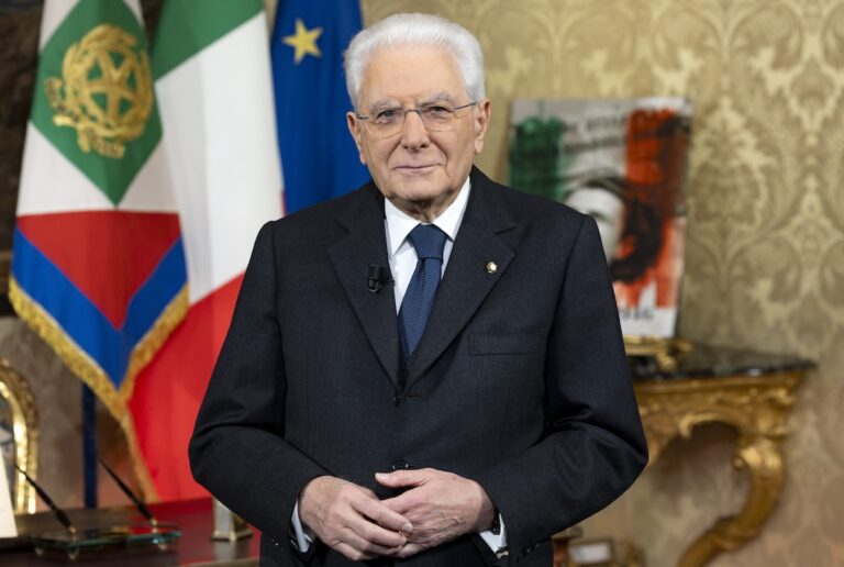 Nessun ostacolo è più forte della democrazia. La bussola di fine anno di Mattarella