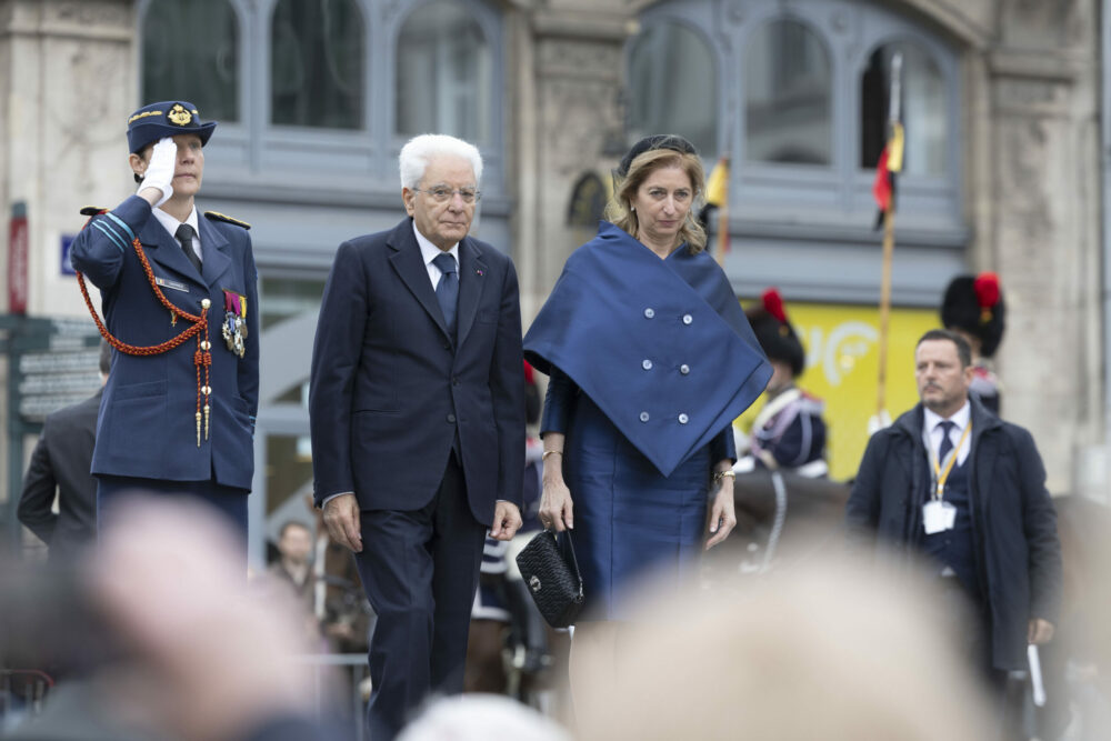 Da Elisabetta II a Laura Mattarella, quando la moda diventa politica. L’analisi di Gnoli