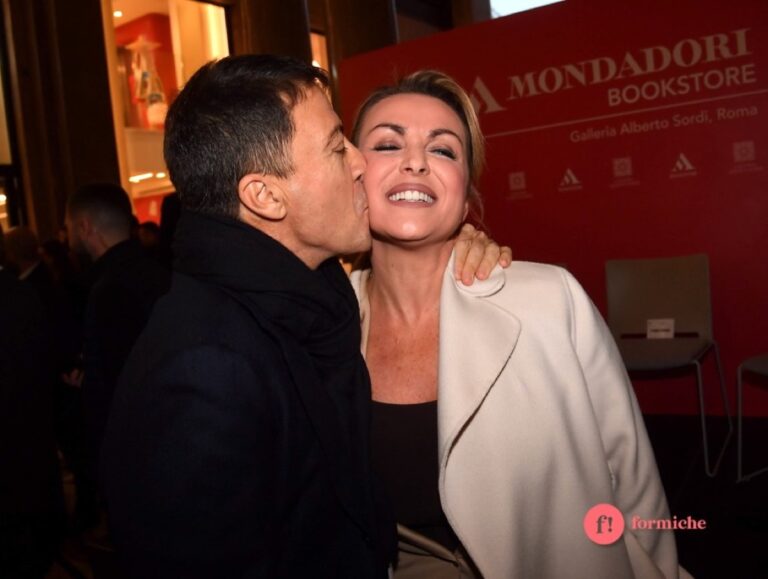 Il bacio di Bocchino e Pascale, l’elmetto di Mattarella, l’orecchietta di Santanchè. Queste le avete viste? Il bacio di Bocchino e Pascale, l’elmetto di Mattarella, l’orecchietta di Santanchè. Queste le avete viste?