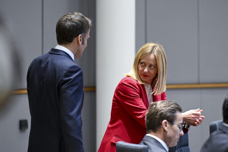 La reazione di Macron alle parole di Meloni tradisce nervosismo. Candiani spiega perché