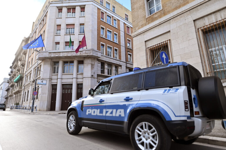 La sinistra tagli ogni rapporto con chi cincischia coi violenti. L’opinione di Sisci