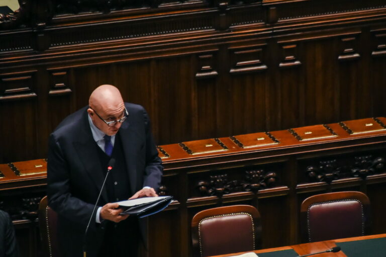 Senza ambiguità, con la fiducia. La linea sul decreto Ucraina spiegata da Crosetto