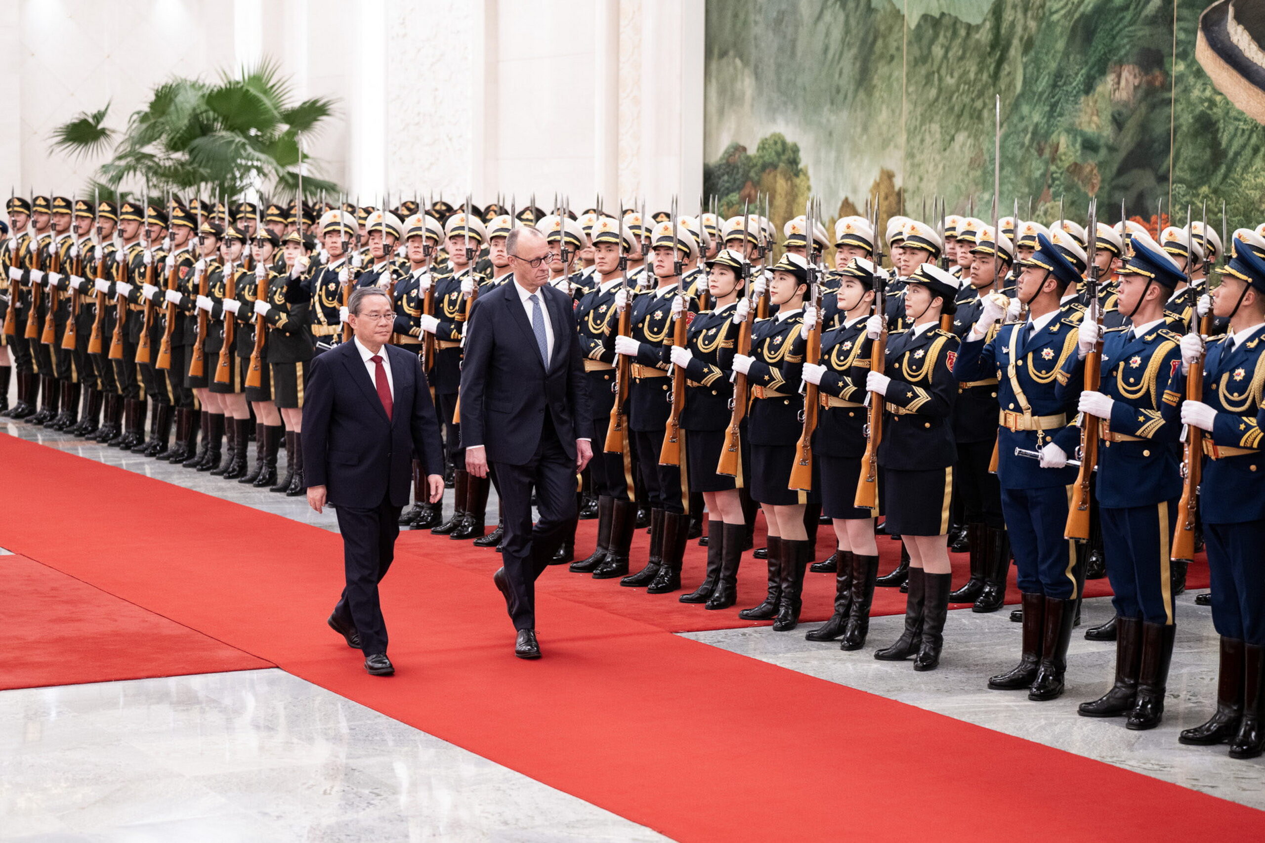 Tutti i rischi (anche per l’Italia) dell’abbraccio fra Merz e Xi Tutti i rischi (anche per l’Italia) dell’abbraccio fra Merz e Xi