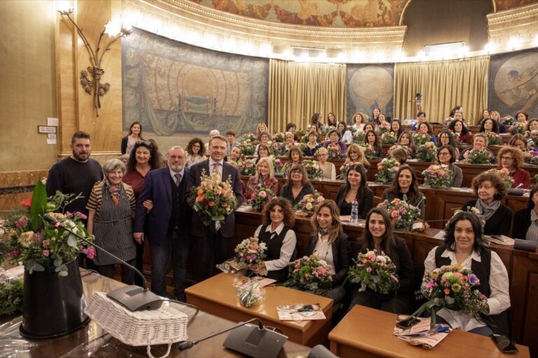 I fiori di Lollobrigida, la spilla di Mollicone e Giachetti, il copricapo di Mattarella. Queste le avete viste?