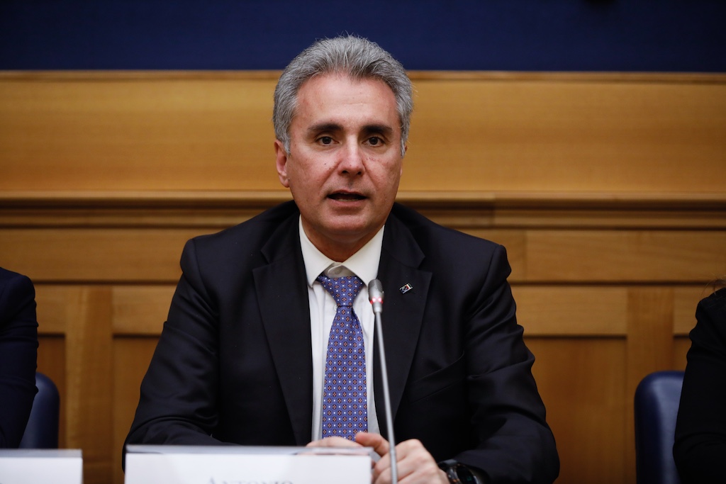 Potenziare la responsabilità umana. Baldelli spiega i principi guida dell’Intergurppo AI