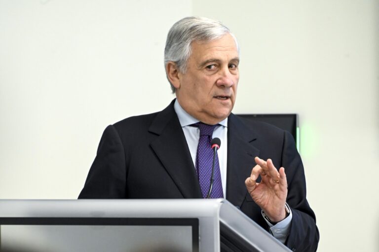 Tra Arcore e Palazzo Chigi. Tajani e la sfida per il nuovo baricentro azzurro Tra Arcore e Palazzo Chigi. Tajani e la sfida per il nuovo baricentro azzurro
