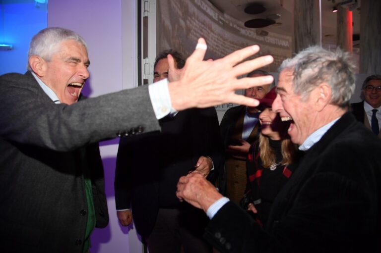 L’abbraccio di Casini, il bagno di Calenda, la banconota di Bagnai. Queste le avete viste?