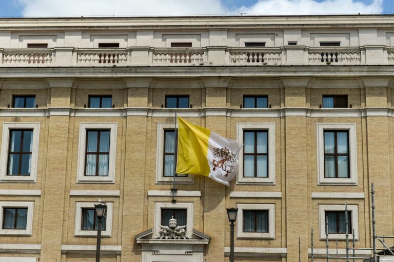 Per chi vota la Chiesa? Le destre, il Papa e il futuro dell’Italia Per chi vota la Chiesa? Le destre, il Papa e il futuro dell’Italia