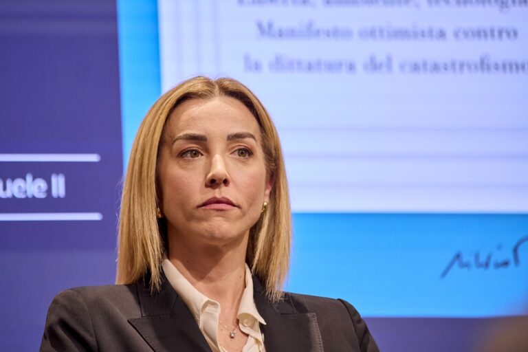 Tra scarpe e concerti, il vero rischio per Silvia Salis è non azzeccare il momento. L’analisi di Carone