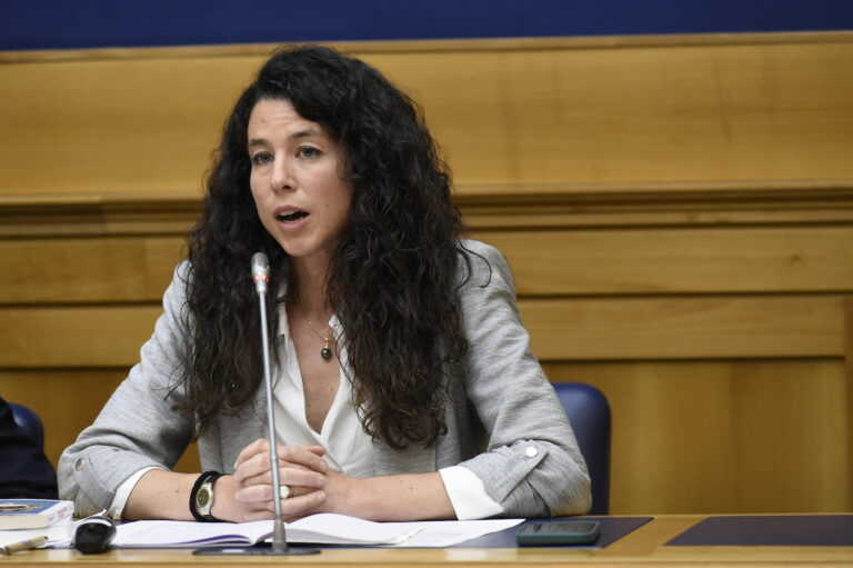 Non divieti ma uso consapevole delle chatbot per gli adolescenti. La proposta di Pastorella