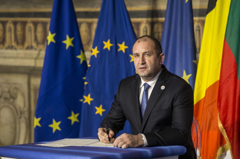 Radev tra Bruxelles e Mosca. L’equilibrio obbligato per non perdere i fondi Ue secondo Simeonova (Ecfr)