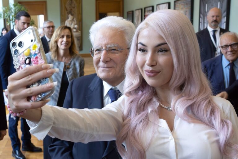 Il selfie di Mattarella, la rosa di Renzi, la sigaretta di Calenda. Queste le avete viste?