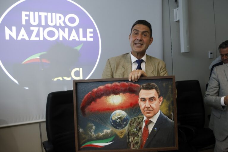 Il ritratto di Vannacci, la Ferrari di Mattarella, il cantiere di De Luca. Queste le avete viste?