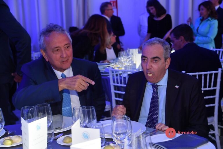 Il boccone di Gasparri, il fazzoletto di Schlein, la vespa di Mattarella. Queste le avete viste?