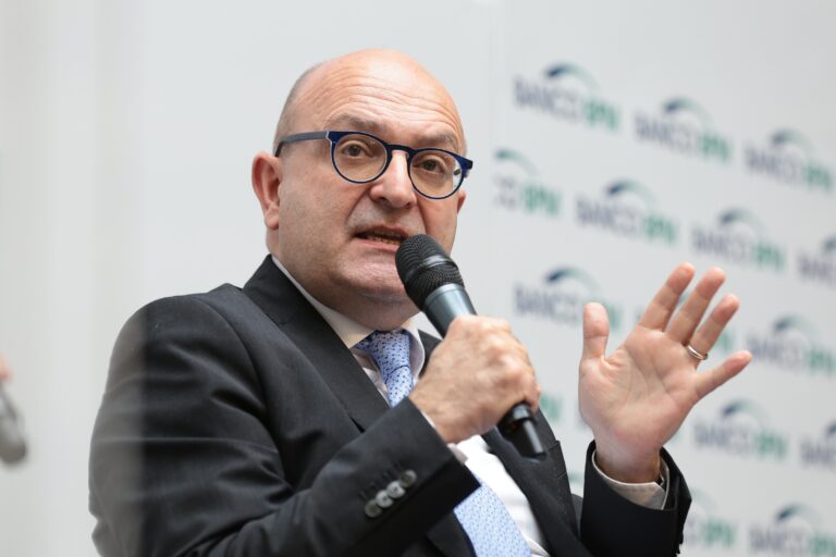 Così Schlein con Sanchez e Carney costruisce l’asse progressista europeo. La versione di Misiani
