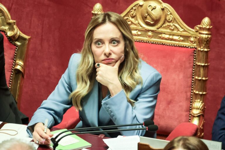 Lo sguardo di Meloni, il visore di Pichetto, il ritratto di Mattarella. Queste le avete viste? Lo sguardo di Meloni, il visore di Pichetto, il ritratto di Mattarella. Queste le avete viste?