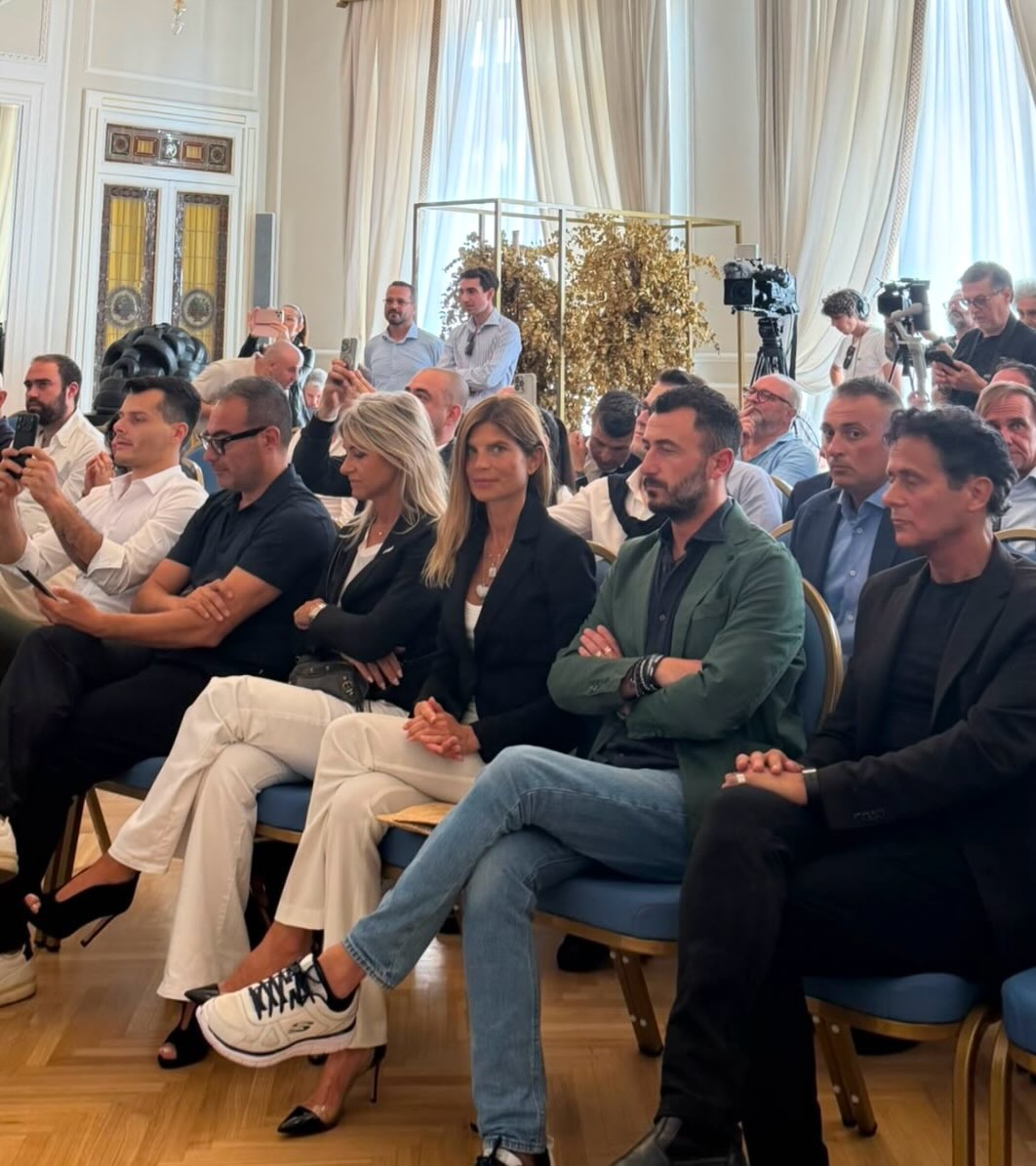 Lo sguardo di Meloni, il visore di Pichetto, il ritratto di Mattarella. Queste le avete viste?