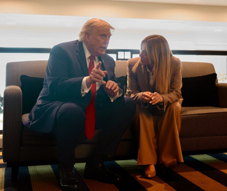 Da Conte a Fazzolari. Le reazioni della politica all’affondo di Trump contro Meloni Da Conte a Fazzolari. Le reazioni della politica all’affondo di Trump contro Meloni