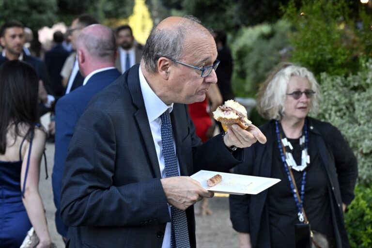 L’hamburger di Valditara, la Vespa di Meloni, la maglietta di Schlein. Queste le avete viste? L’hamburger di Valditara, la Vespa di Meloni, la maglietta di Schlein. Queste le avete viste?
