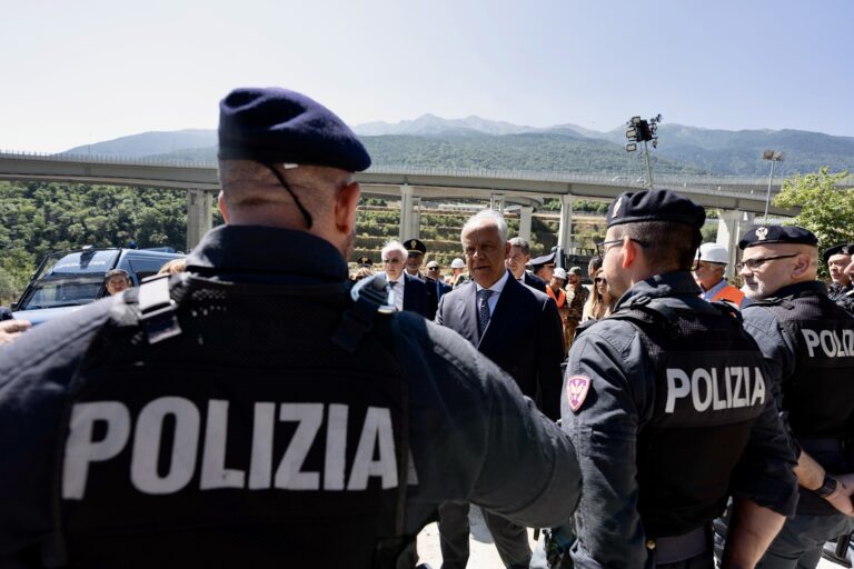 La difesa dell’uomo e l’incontro rivoluzionario tra politica e violenza. Scrive Ippolito