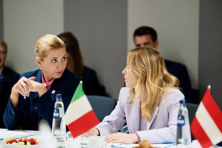 La risposta alla polarizzazione è il patto tra moderati. E Meloni e Frederiksen lo dimostrano. Parla Adornato