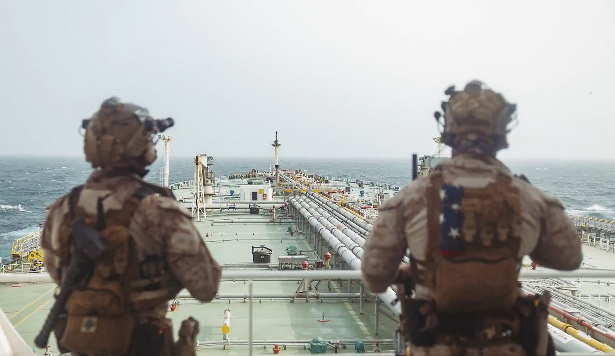 Petroliere in navigazione nel Mar Rosso, con tensioni tra Houthi e Arabia Saudita, attacchi e alternative di esportazione