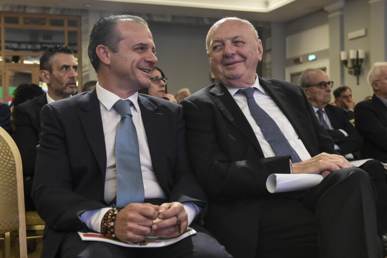 Una rete di sindaci per contare in Parlamento. La scommessa di De Luca per il centrodestra Una rete di sindaci per contare in Parlamento. La scommessa di De Luca per il centrodestra