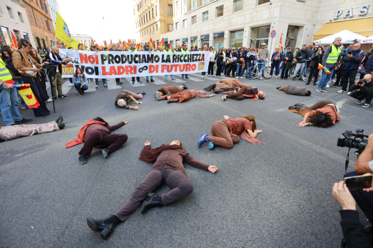 La piazza non basta, il Paese ha bisogno di chi sa costruire. La riflessione di Bonanni La piazza non basta, il Paese ha bisogno di chi sa costruire. La riflessione di Bonanni